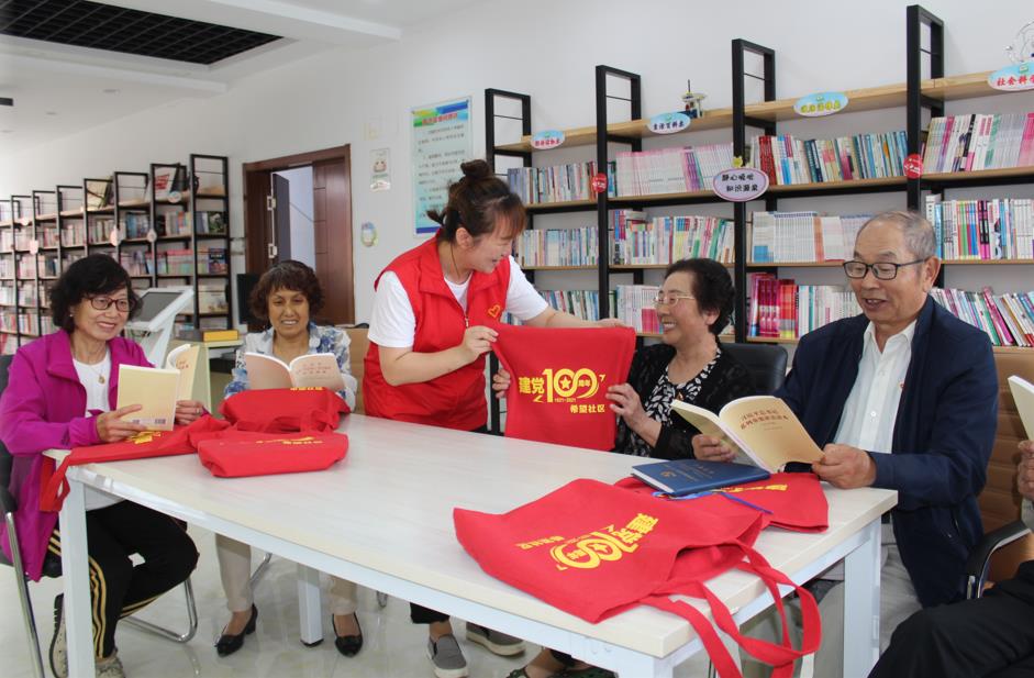珲春市各街道社区向辖区党员发放特别定制装“党史学习红色大礼包”