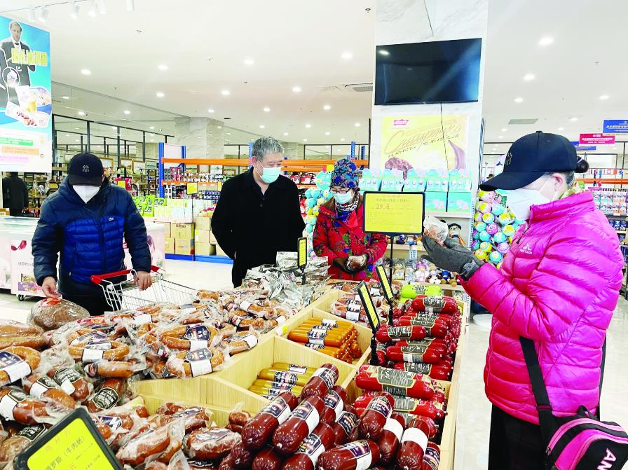 游客在东北亚国际商品城选购俄罗斯商品