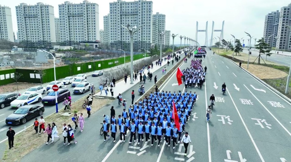 珲春市举行中小学生公路长跑比赛暨千人健身跑活动