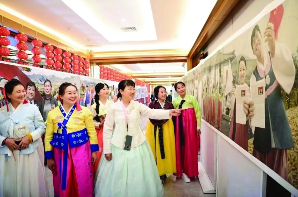 中华民族一家亲 同心共筑中国梦 全国摄影美术书法艺术展在延吉举办