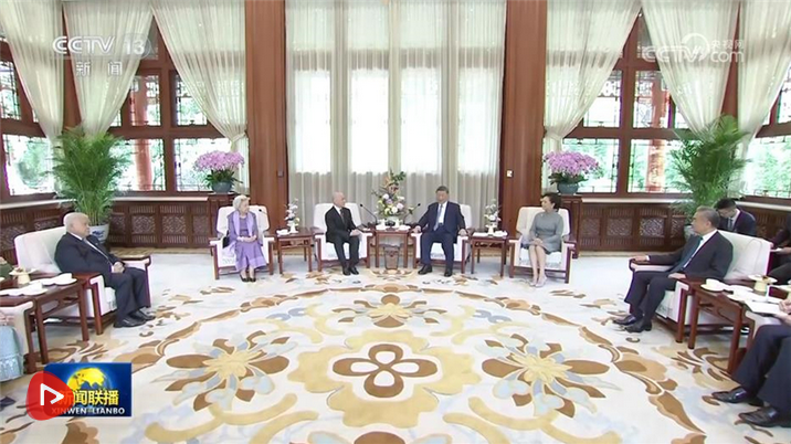 8月26日习近平夫妇会见柬埔寨国王西哈莫尼和太后莫尼列